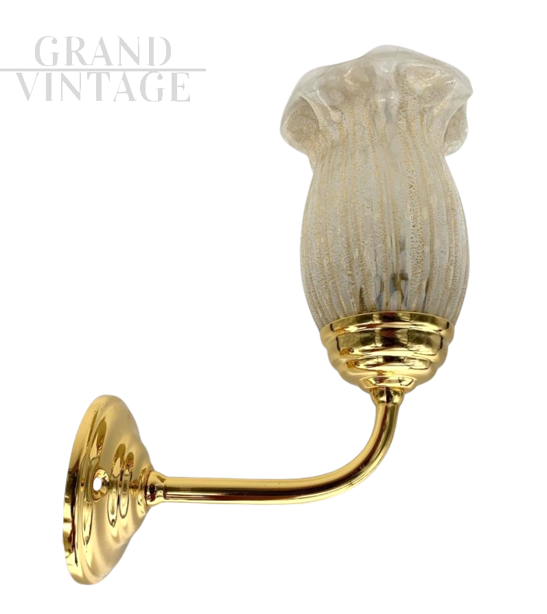 Applique attr. Cenedese in vetro di Murano dorato e ottone, anni '70                            