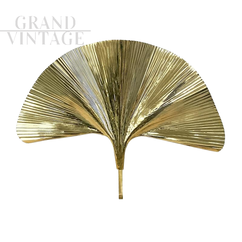 Applique con foglia di ginkgo in ottone lucidato, XX secolo                            
