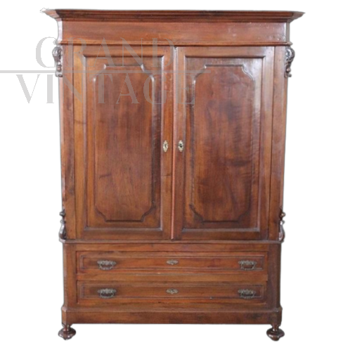 Armadio antico rustico di fine XIX secolo in noce massello