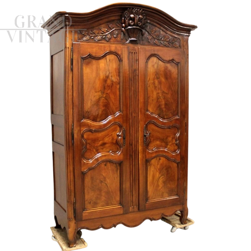 Armadio credenza antico Luigi XV intagliato in noce e ciliegio del '700                            