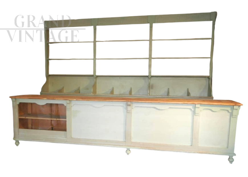 Bancone e scaffale retro bancone da negozio vintage in pittura verde                            