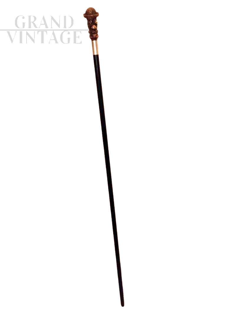 Bastone da passeggio in legno con personaggio in resina e argento                            