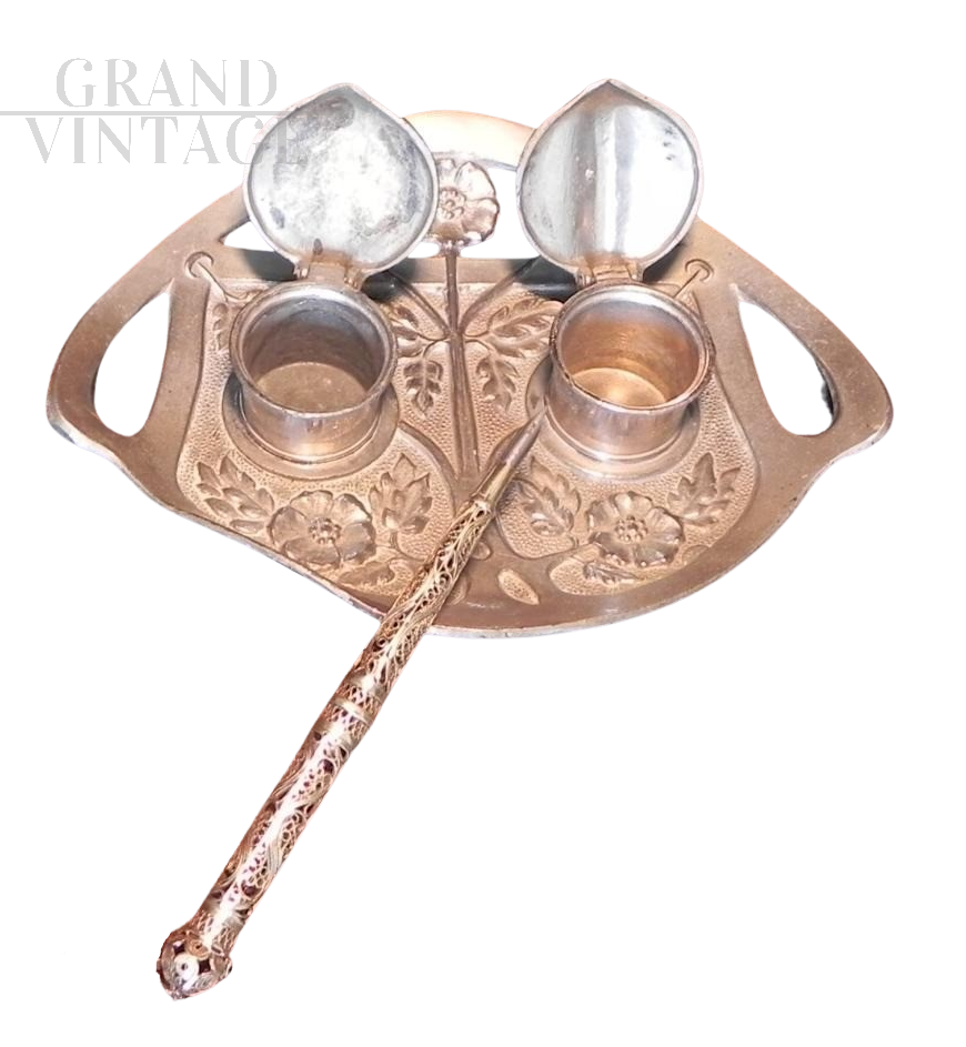Calamaio con pennino in stile art nouveau finemente cesellato                            