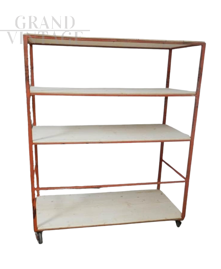 Carrello scaffale industriale in legno e metallo arancione, anni '70
                            