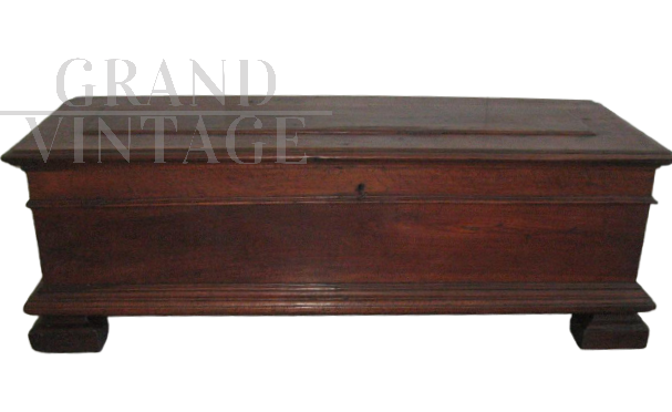 Cassapanca antica del 1600 in legno di noce