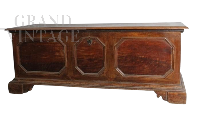 Cassapanca antica reggiana in noce massello con losanghe, XVII secolo                            
