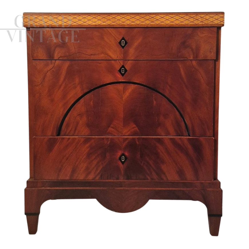 Comò Impero in piuma di mogano con tre cassetti, metà '800                            