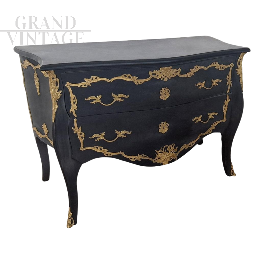 Comò in stile barocco in legno nero con decorazioni in bronzo dorato                            