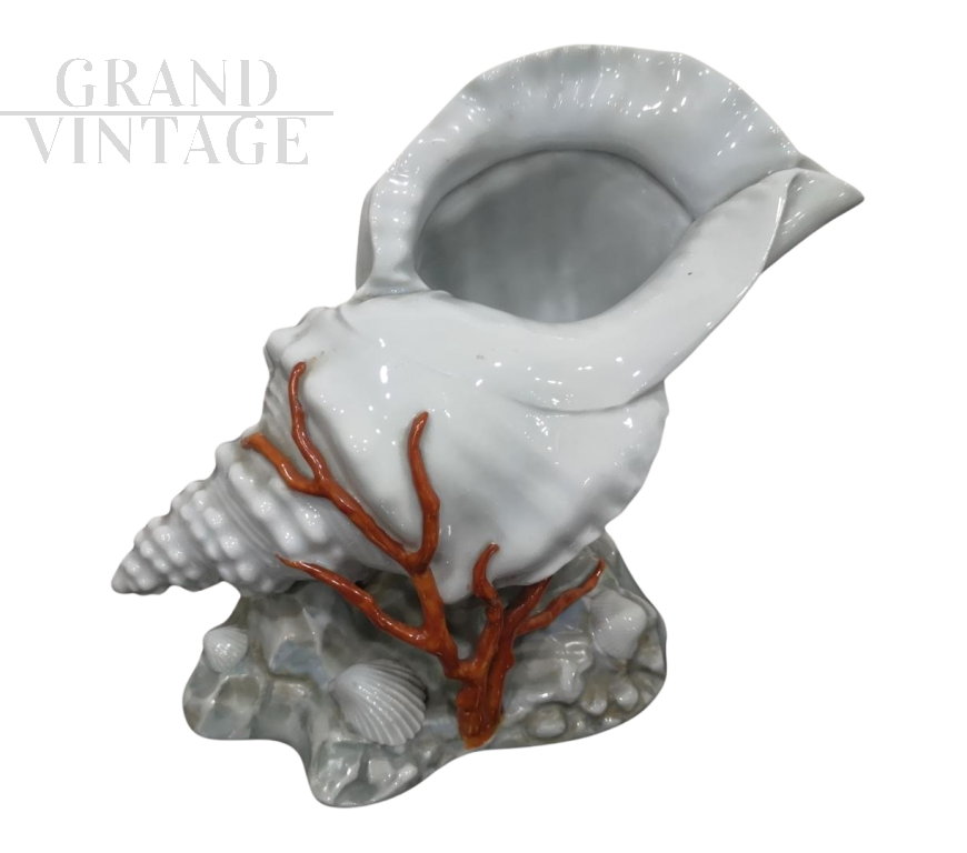 Conchiglia in porcellana di Capodimonte con corallo dipinta a mano                            