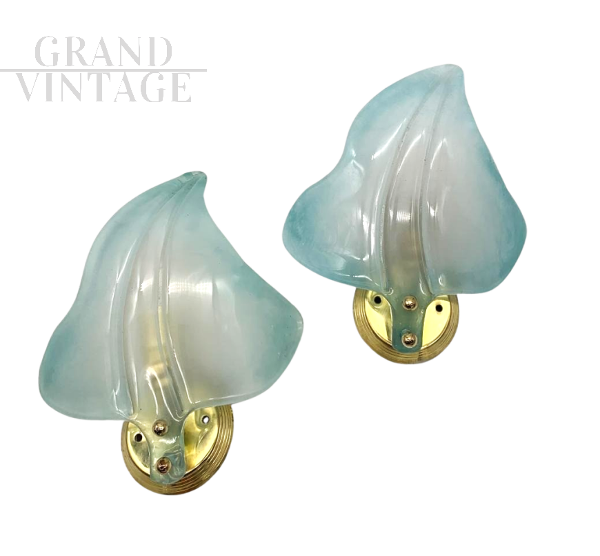 Coppia di lampade appliques a foglia in vetro di Murano azzurro, attr. Seguso                            