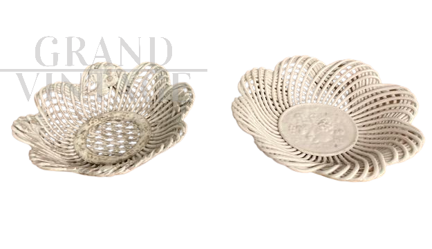 Coppia di piatti centrotavola antichi in maiolica traforata                            