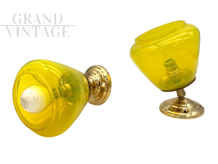 Coppia di applique snodabili attr. Vistosi in vetro di Murano giallo                            
