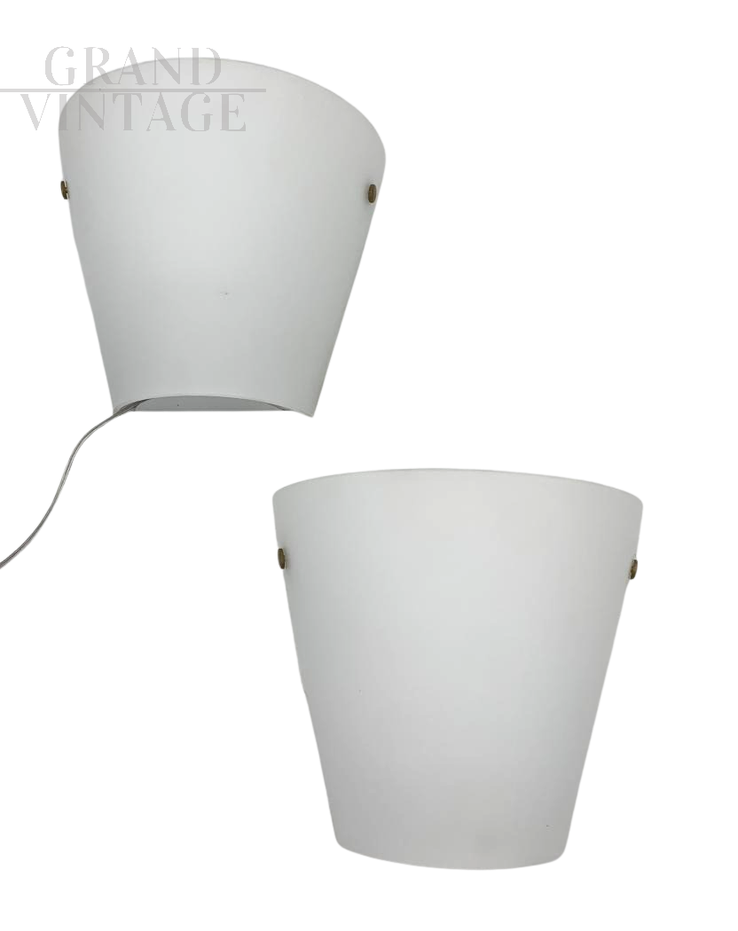 Coppia di applique vintage in vetro bianco lattimo, anni '60                            