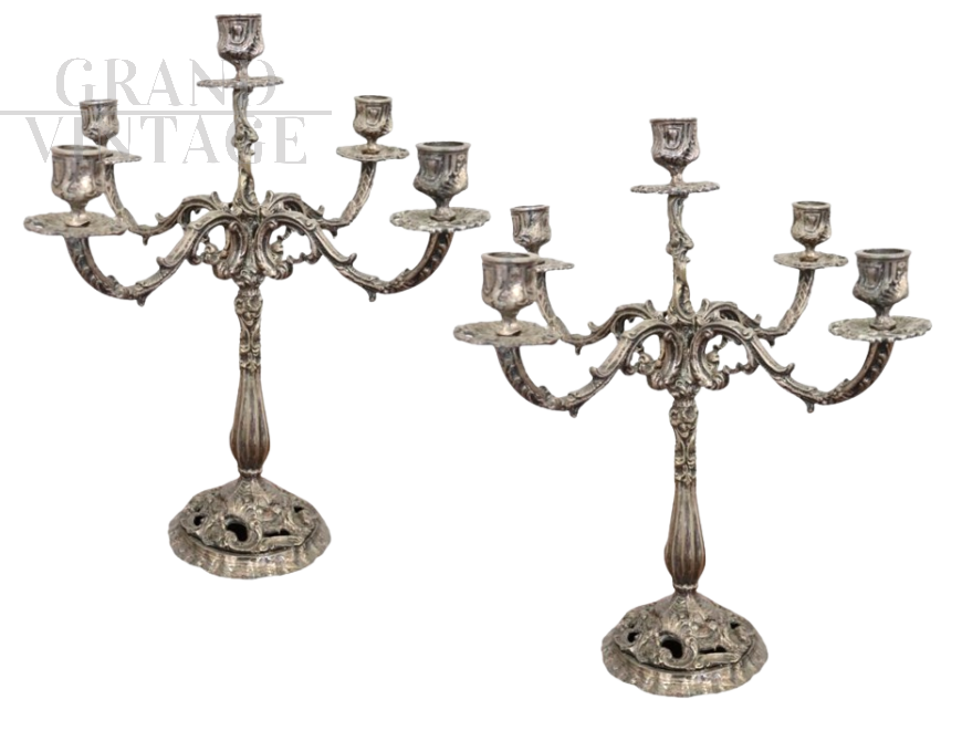 Coppia di candelabri in metallo argentato, anni '80                            
