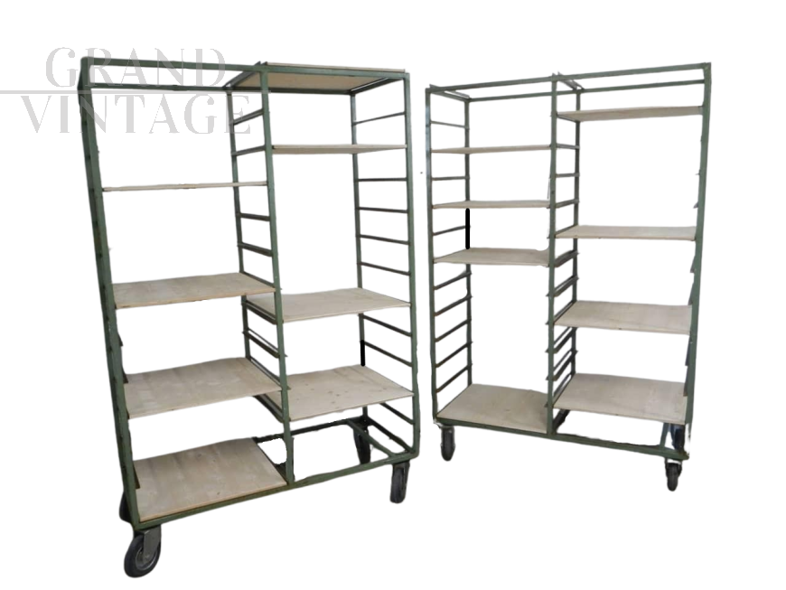 Coppia di carrelli industriali da ceramista con ripiani, anni '60                            