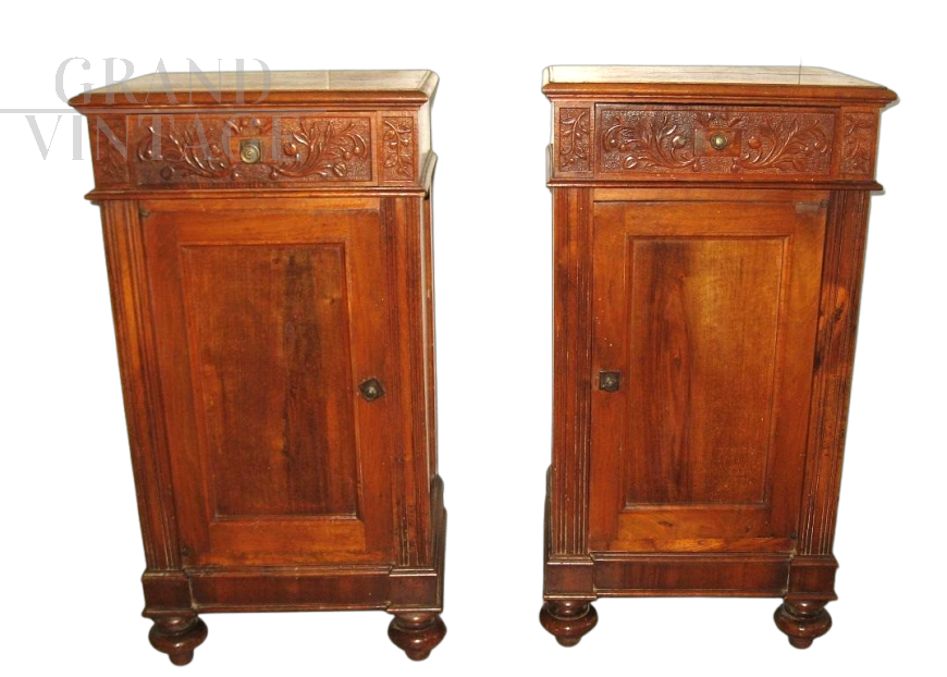 Coppia di comodini antichi intagliati dei primi del '900                            