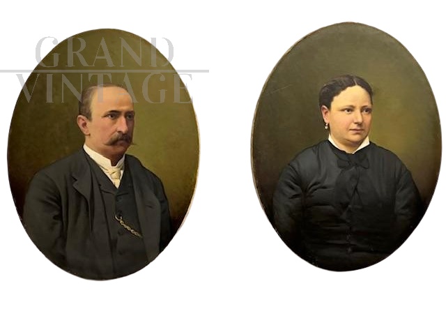Coppia di dipinti ritratti antichi ovali Lui e Lei della metà dell'800                            
