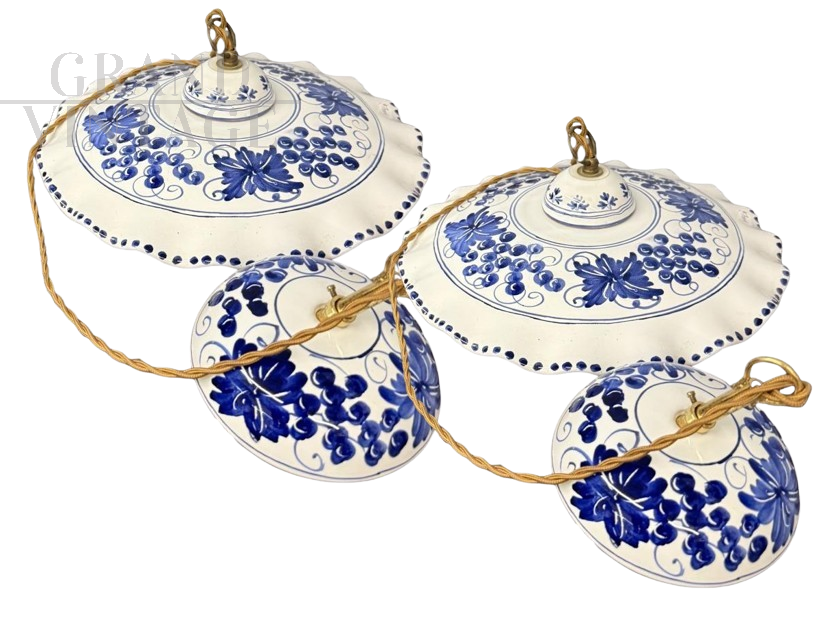 Coppia di lampadari vintage in ceramica dipinti a mano con decori blu                            