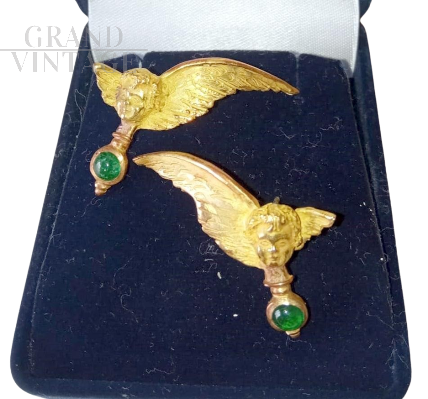 Coppia di orecchini vintage con angeli in oro e smeraldi                            