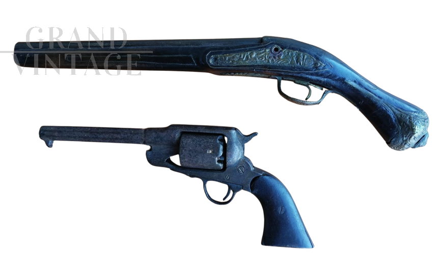 Coppia di riproduzioni di pistole vintage decorative                            