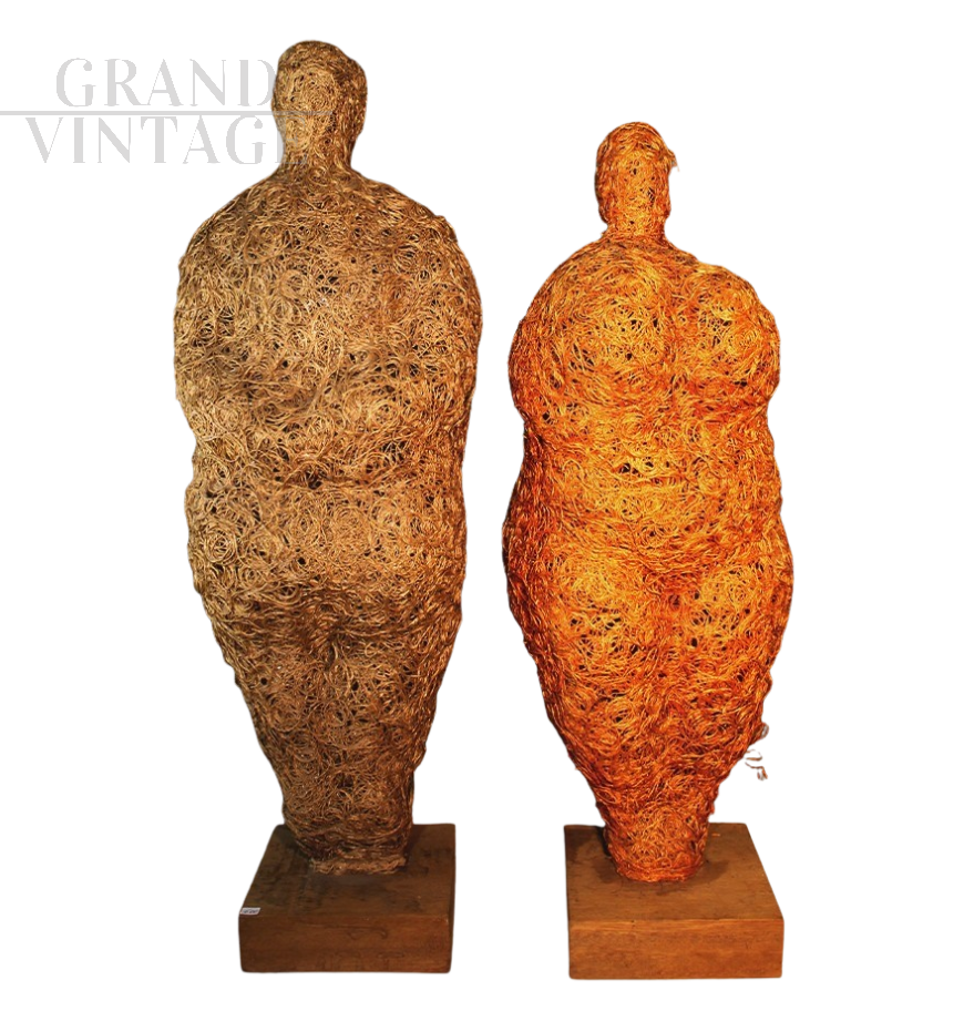 Coppia di sculture biomorfiche in fibre intrecciate                            