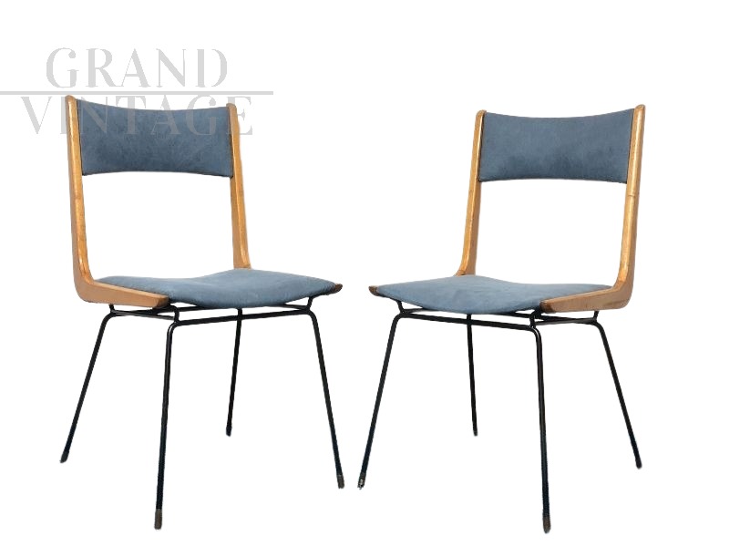Coppia di sedie Boomerang di Carlo De Carli in skai blu                            