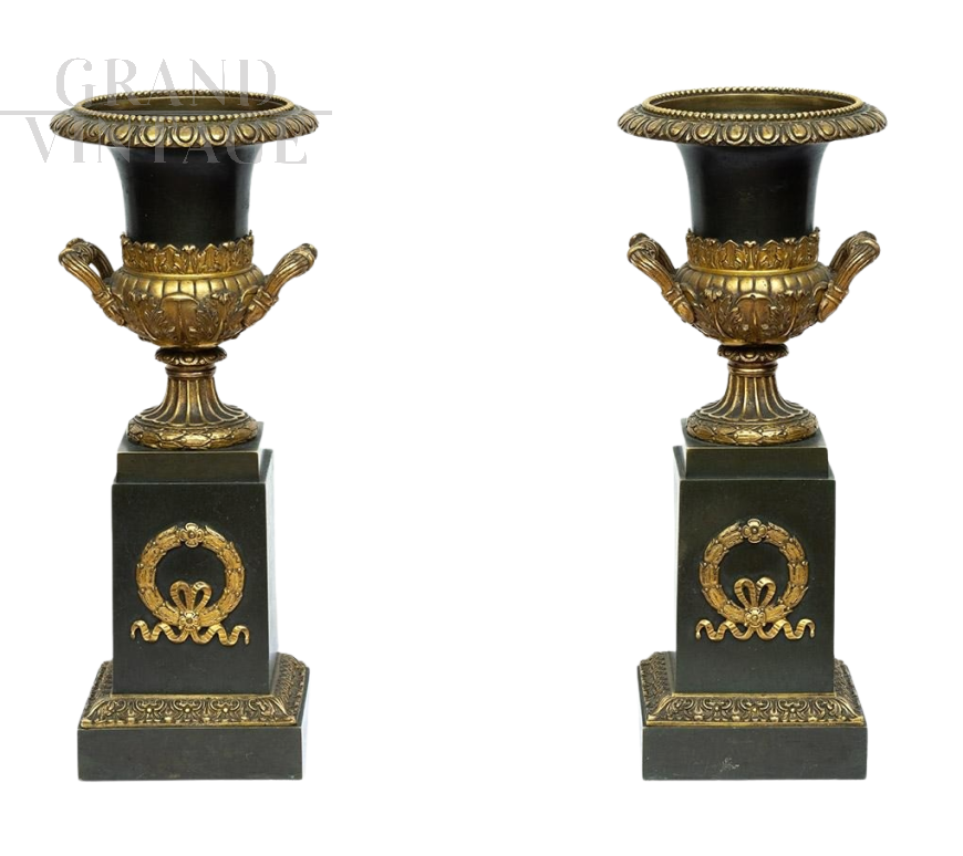 Coppia di vasi cassolette antichi Carlo X in bronzo dorato e bronzo patinato                            