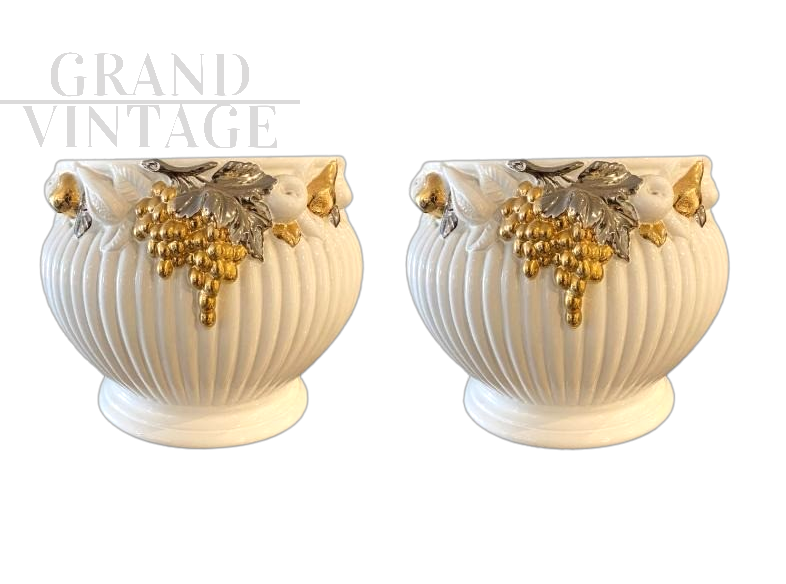 Coppia di vasi vintage tondi in ceramica bianca con uva dorata                            