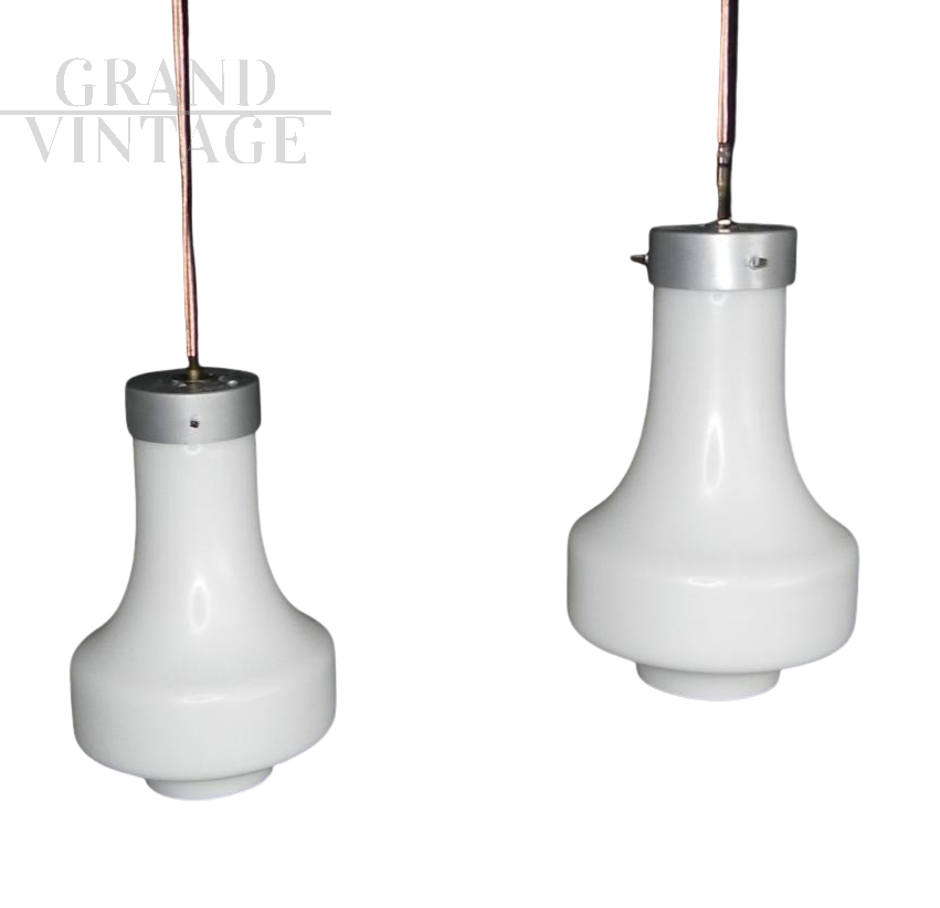 Coppia lampade a sospensione vintage in vetro bianco opalino, anni '60                            