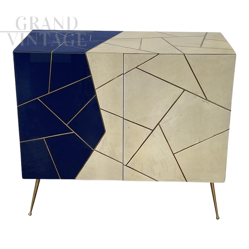 Credenza in vetro e pergamena avorio e blu                            