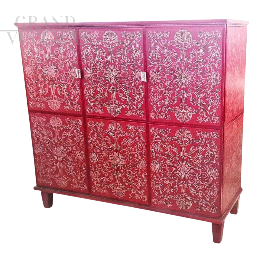Credenza mobile bar design in legno laccato rosso e intarsiato                            