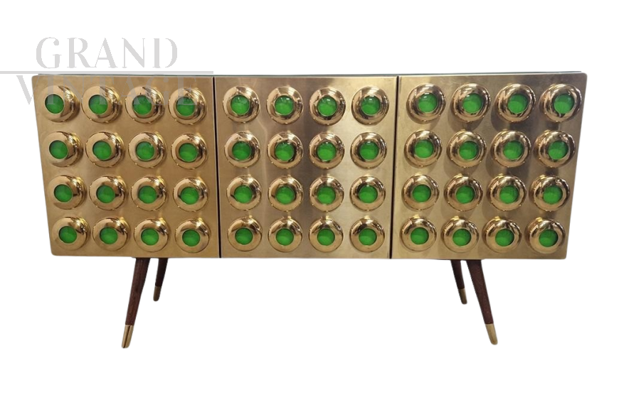 Credenza a tre ante in ottone con inserti circolari in vetro verde                            