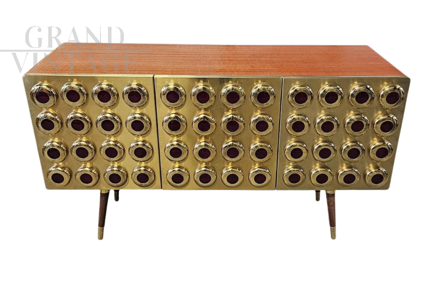 Credenza a tre ante in ottone con inserti circolari in vetro rosso