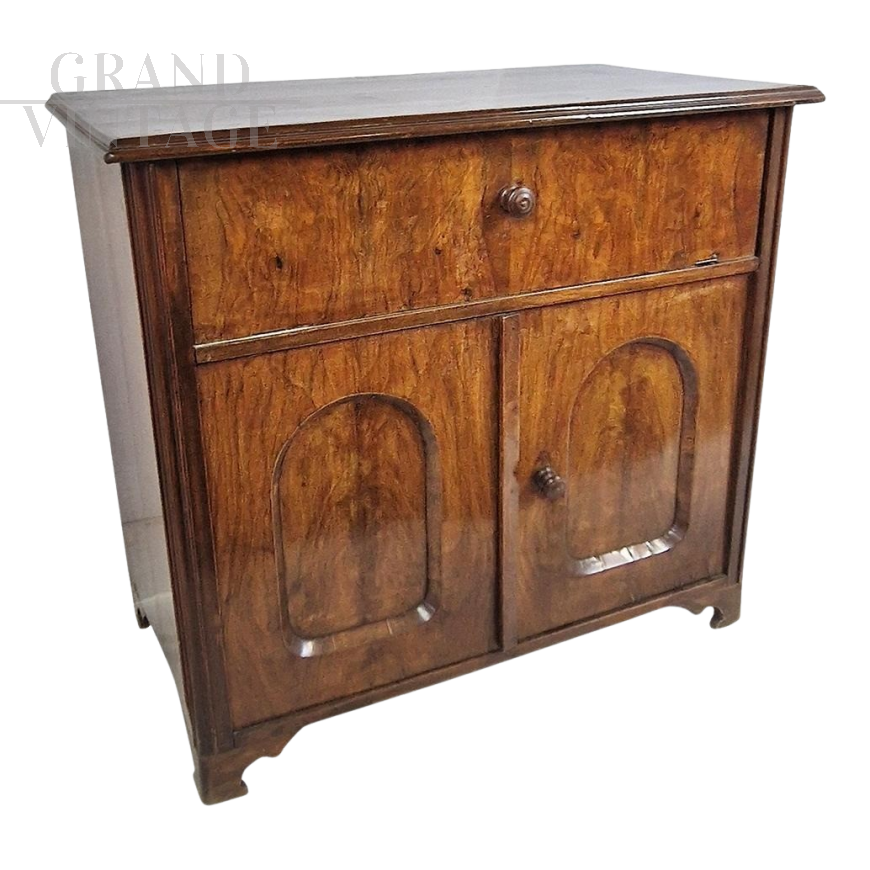 Credenza in stile antico in noce a due ante con vano a ribalta                            