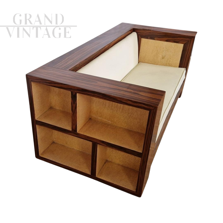 Divano in stile Art Déco con ripiani porta oggetti sul lati                            