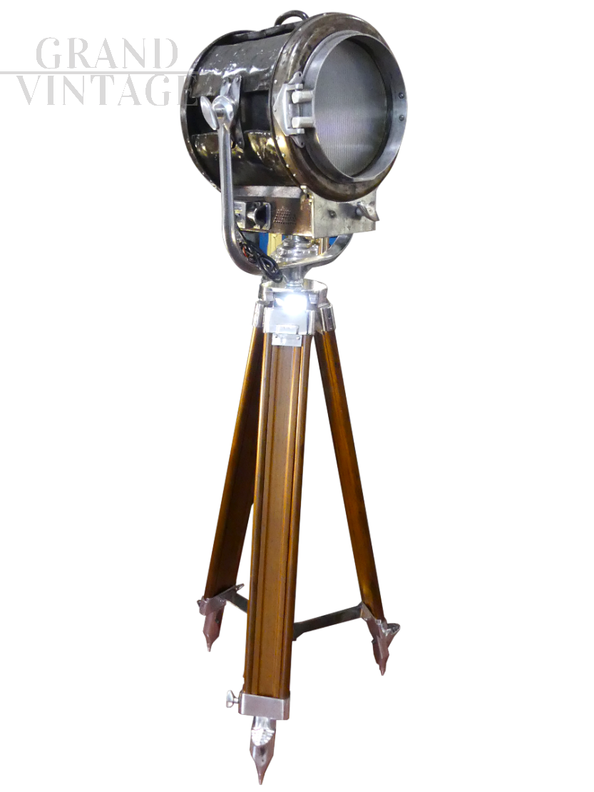 Faro industriale vintage con treppiedi in legno