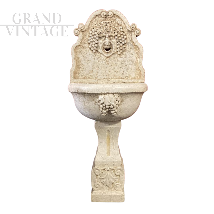 Fontana a muro con volto di Bacco in marmo rosso di Verona                            