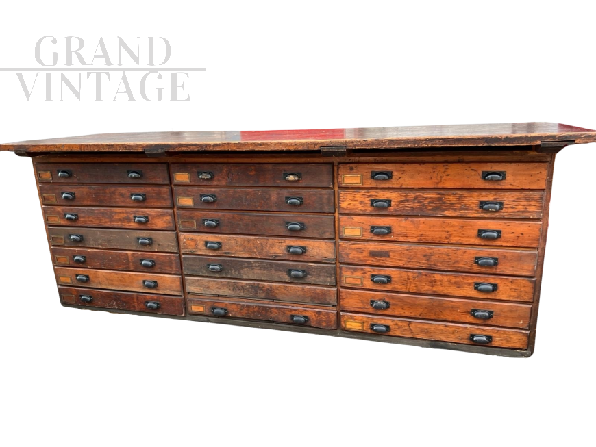 Grande bancone industriale da tipografo con 21 cassetti 