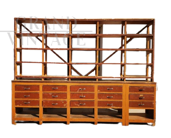 Grande mobile industriale in legno con scaffali e cassetti                            