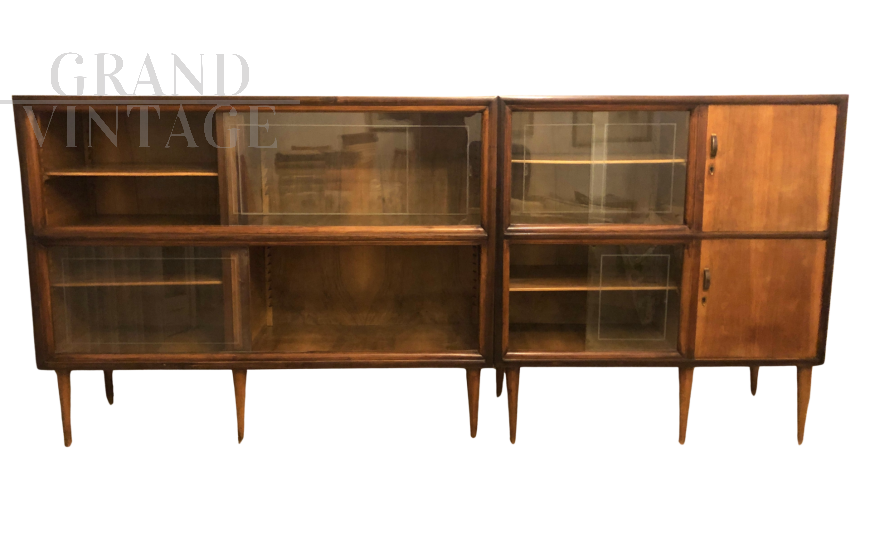 Grande mobile libreria in noce con vetri serigrafati, Italia anni '50                            