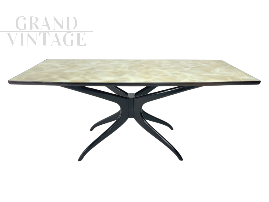Grande tavolo in stile Ico Parisi in legno scuro con piano in vetro marmorizzato                            