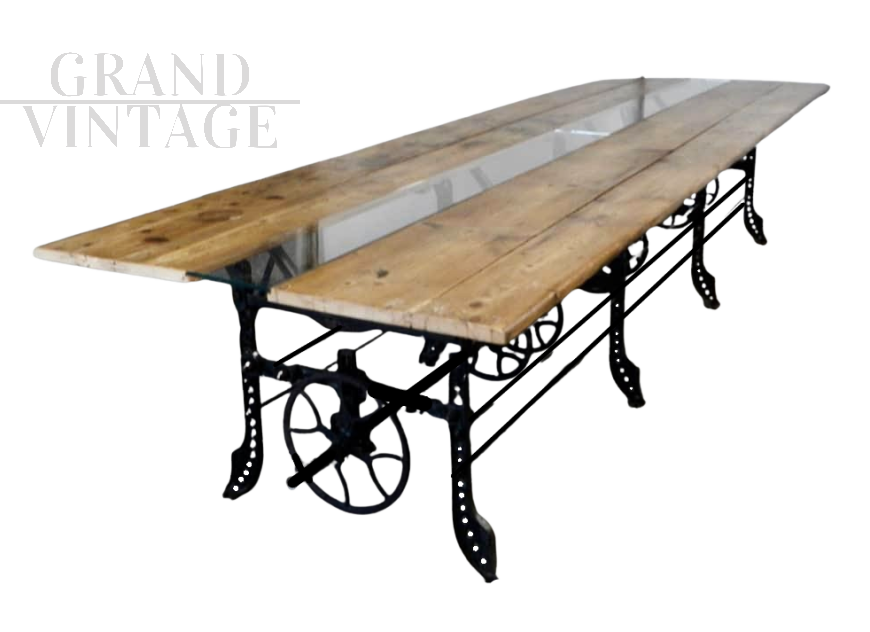 Grande tavolo in stile industriale su base Necchi, 1920                            