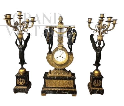 Importante Trittico Carlo X con orologio e candelabri                            