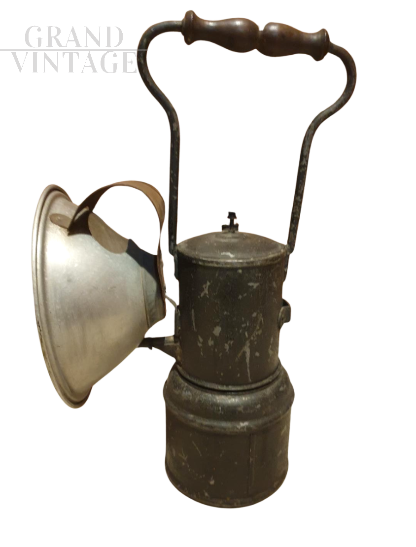 Lampada a carburo vintage per usi diversi                           