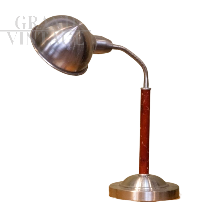 Lampada da tavolo industriale satinata con stelo rosso                            