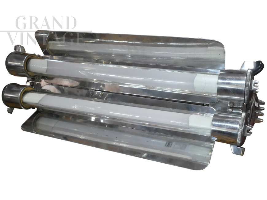 Lampada industriale della sala macchine di una nave