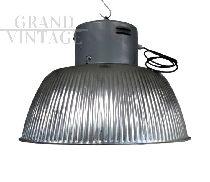 Lampade a sospensione industriali anni '60 in alluminio                            