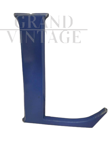Lettera L in terracotta blu, anni '40