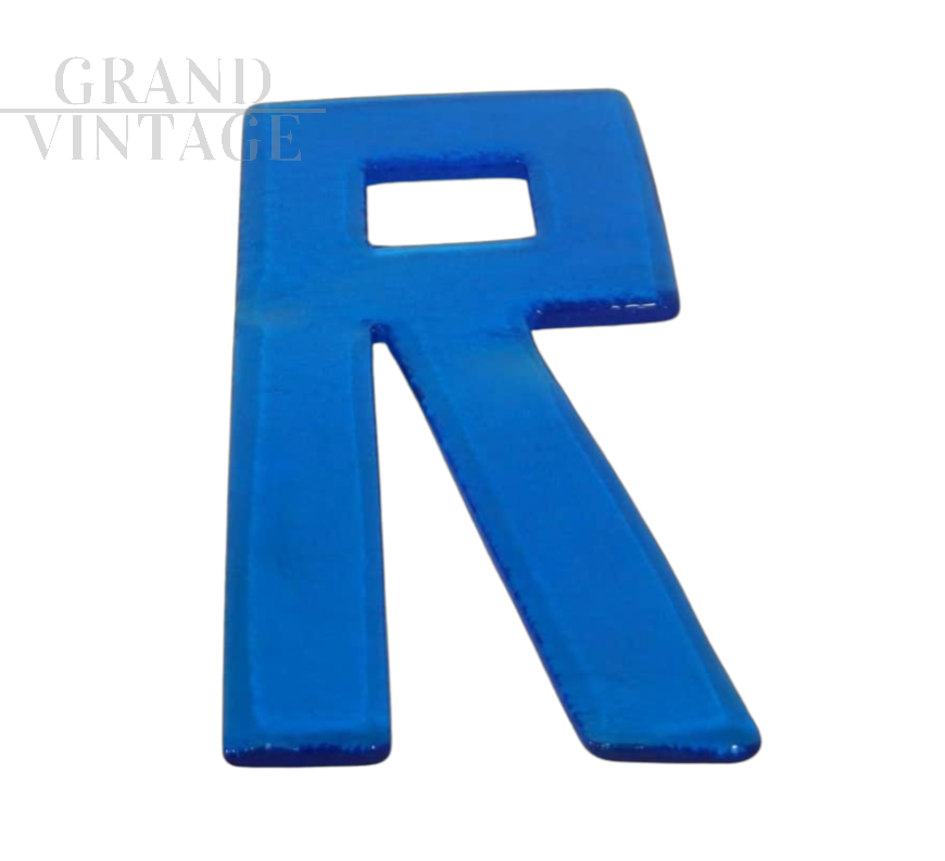 Lettera R in vetro azzurro, anni '80                            