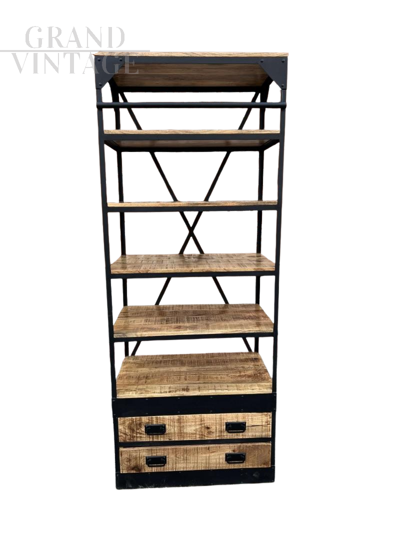 Libreria in stile industriale con ripiani a giorno                            